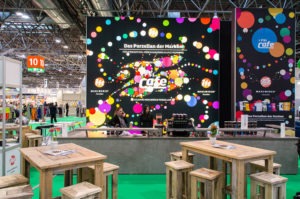 PSI-Messe-Cafe mit visuellem Markendesign von Mahlwerck-Porzellan