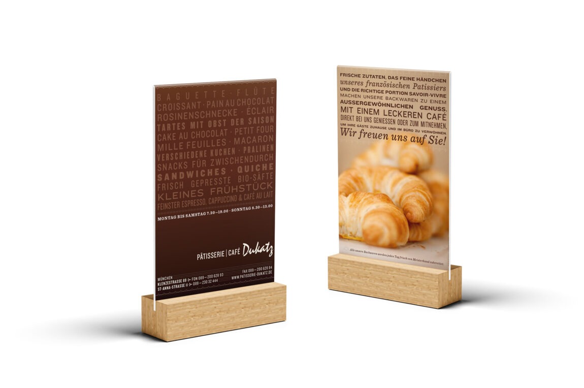 Markenentwicklung, Fotografie und Design für Dukatz Cafe und Patisserie in München - Aufsteller Design