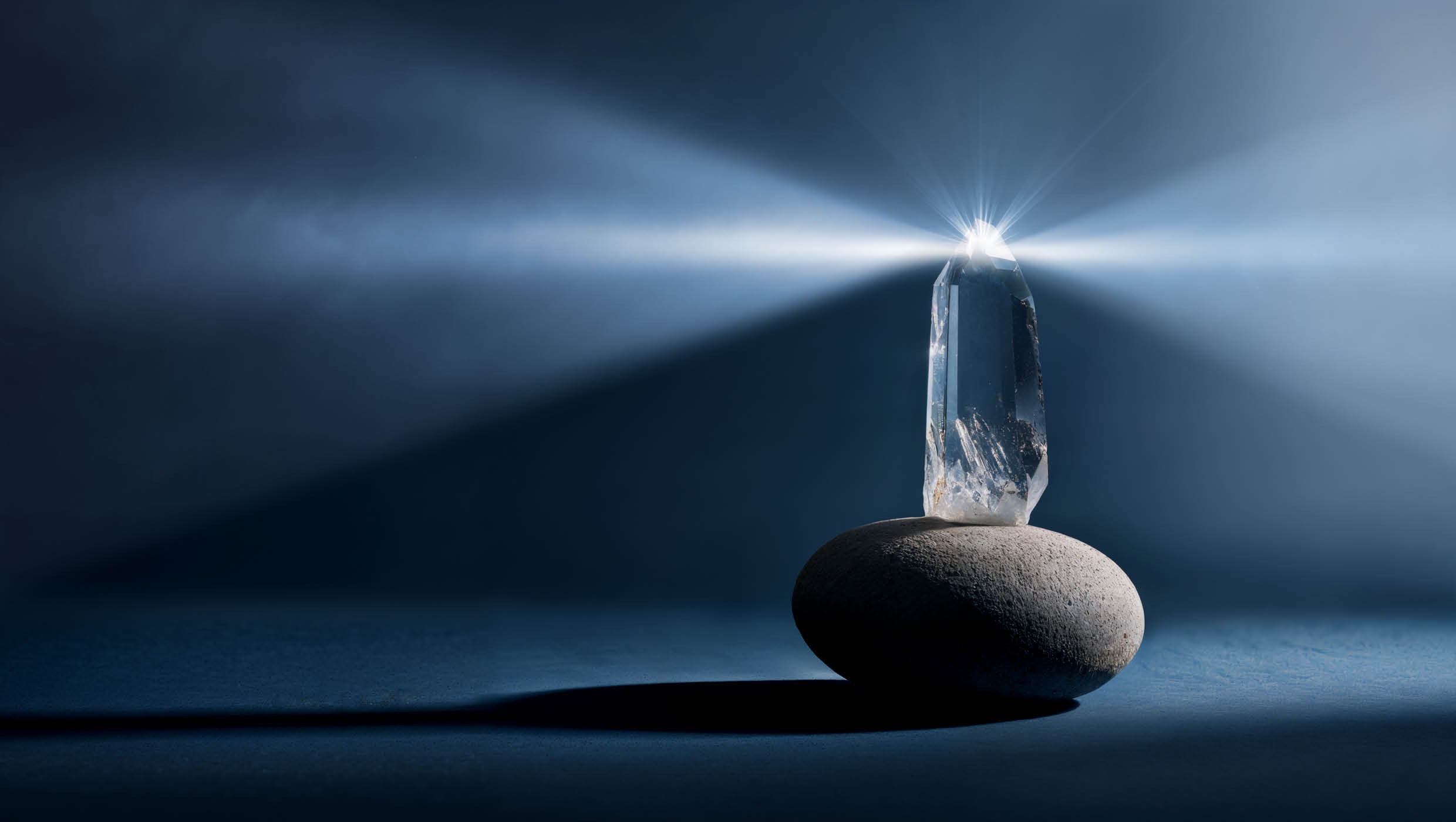 die Marke als Leuchtturm für die Organisation Symbolbild leuchtender Kristall